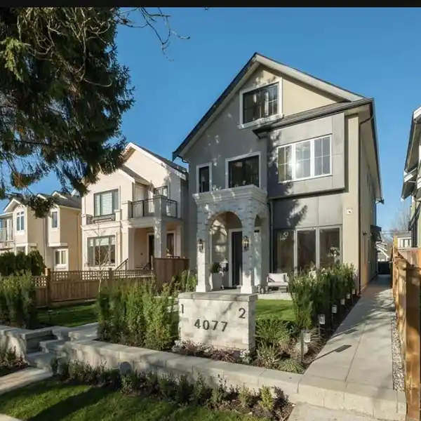 ELEGANT AND MODERN RESIDENCE WITH CUSTOM FEATURES
