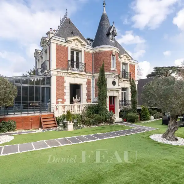 STRIKING FOUR BEDROOM CHATEAU