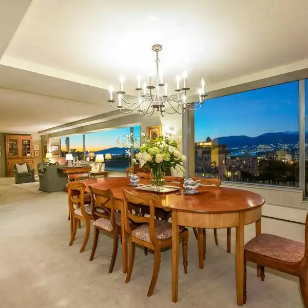 SPECTACULAR FULL-FLOOR APARTMENT IN THE BING THOM BUILDING