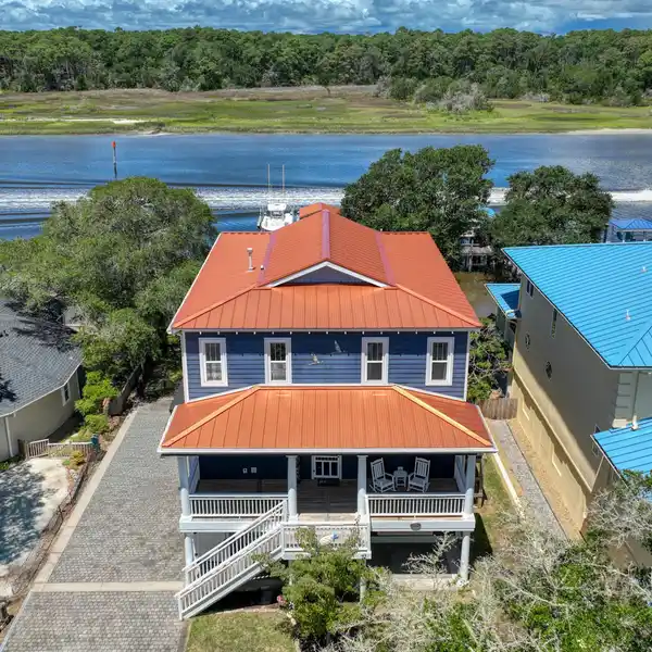 EXPERIENCE WATERFRONT LIVING AT ITS FINEST