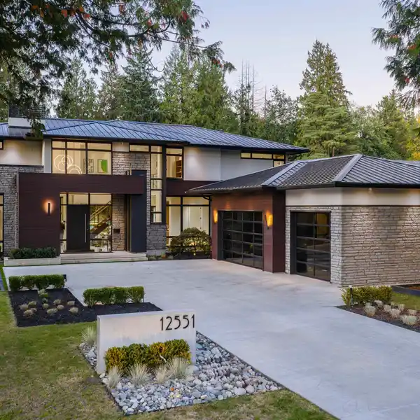 MODERN MASTERPIECE ON A PRIVATE 1/2 ACRE PROPERTY