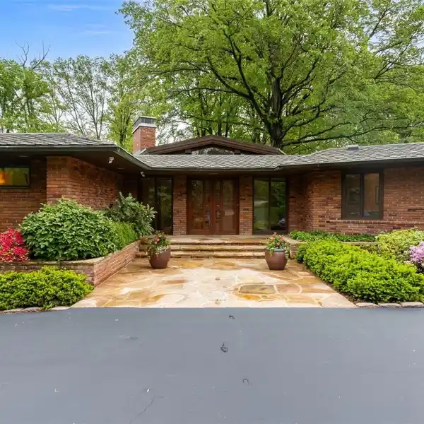 MID-CENTURY MODERN HOME WITH A DESIRABLE LAYOUT