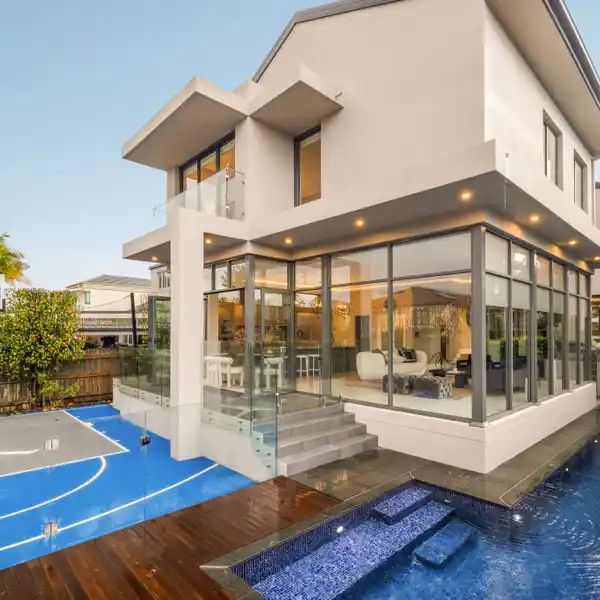 IMPECCABLE MODERN RESIDENCE