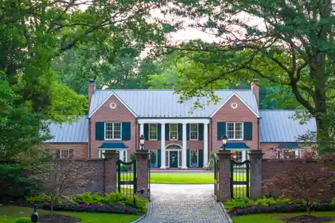 Elegance and Comfort on 3.5 Acres