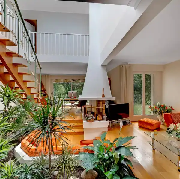 BRIGHT ARCHITECT-DESIGNED PROPERTY LOCATED IN PEACEFUL AND PRIVATE STREET