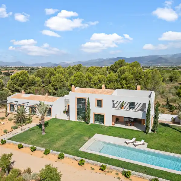 MODERN AND COMFORTABLE LUXURY COUNTRY HOUSE IN SANTA MARíA DEL CAMí