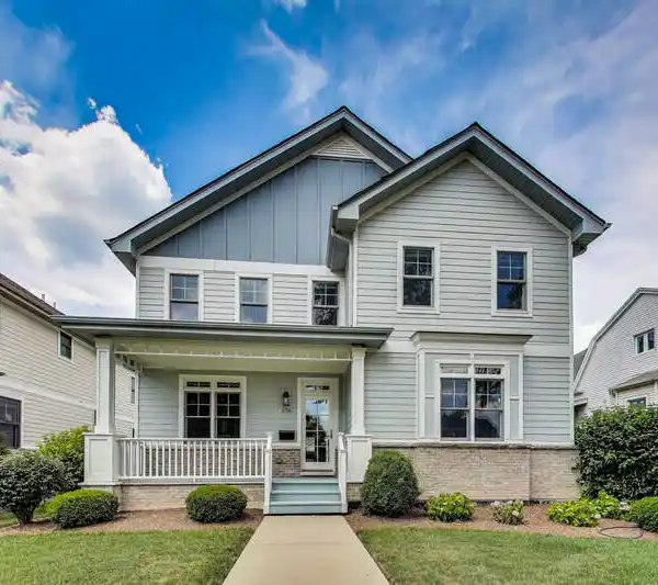 GORGEOUS CUSTOM HOME IN PRIME LOCATION