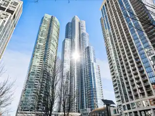 Luxury Living with Expansive Chicago City Vistas