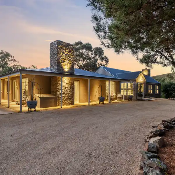 SOPHISTICATED COUNTRY HOMESTEAD
