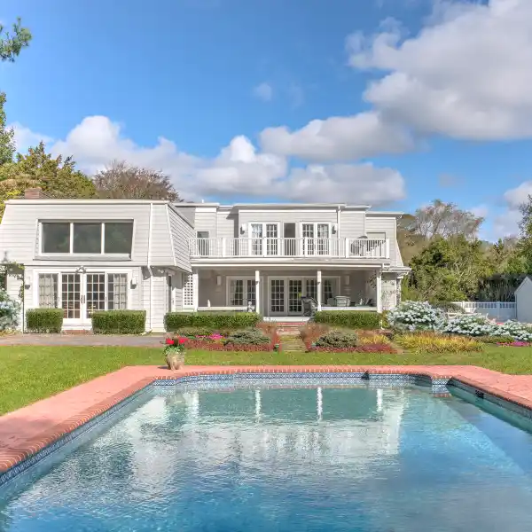 SUNNY SOUTHAMPTON VILLAGE LIVING