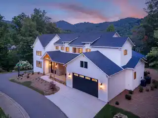 New Custom Home in Thoms Estate