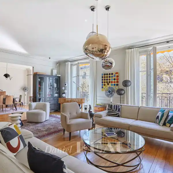 LOVELY APARTMENT IN AMAZING LOCATION