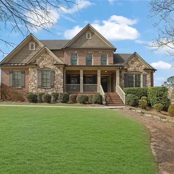 CRAFTSMAN HOME BLENDING ELEGANCE AND COMFORT