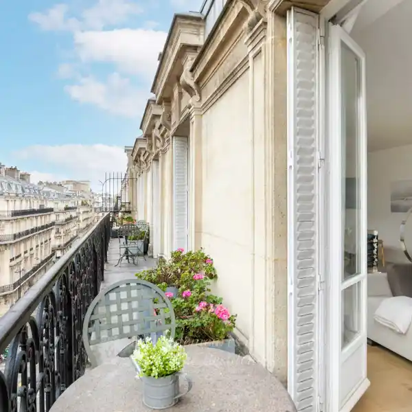 SUPERB APARTMENT WITH STATE-OF-THE-ART FEATURES