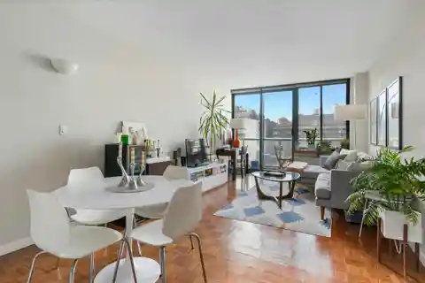 Sunny Home with Balcony in the Grosvenor House