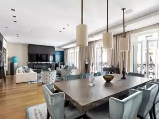 Third Floor Apartment in the Prestigious Golden Triangle