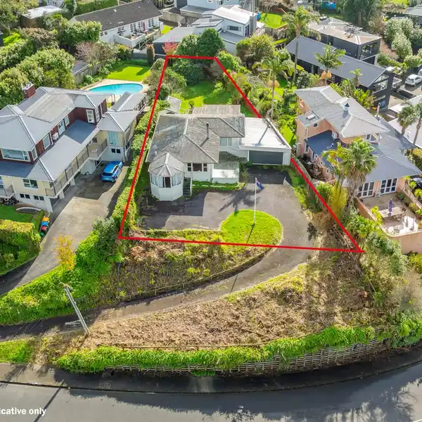 CHARMING 1950S COASTAL HOME WITH ESTUARY VIEWS
