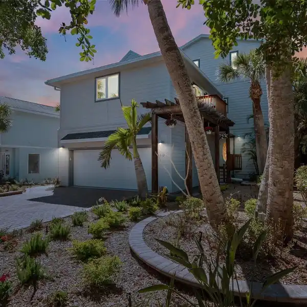 SIESTA KEY PARADISE STEPS FROM THE BEACH