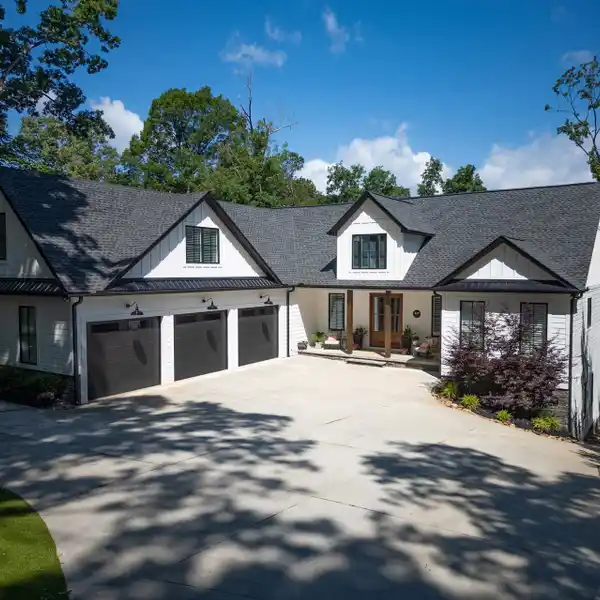 UNPARALLELED WATERFRONT LUXURY IN THE SUMMIT