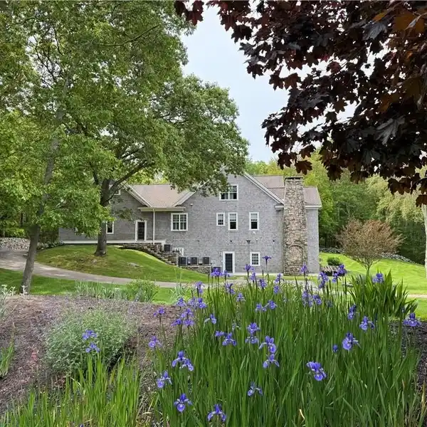 ARCHITECTURALLY DESIGNED SHINGLED COTTAGE ON 1.81 ACRES