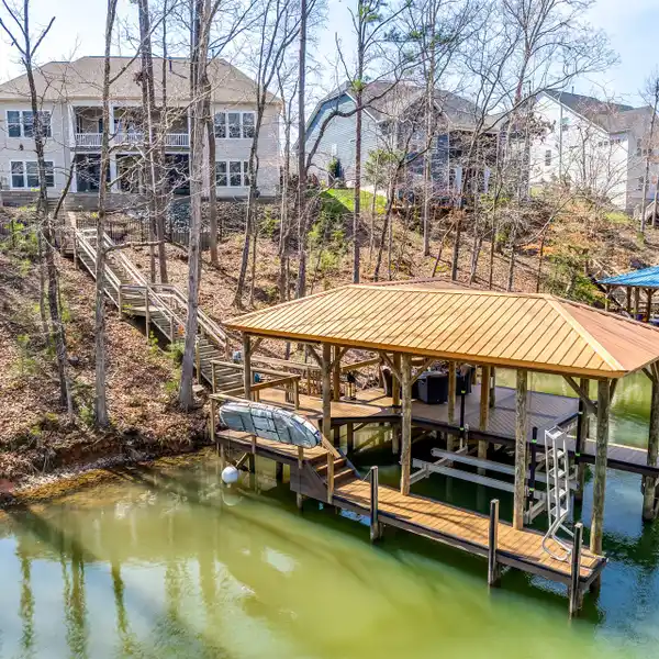 METICULOUSLY CRAFTED LAKEFRONT RETREAT