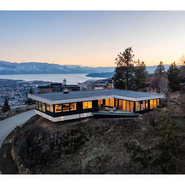 ULTRA-MODERN NEWER BUILD ENVELOPED BY NATURE