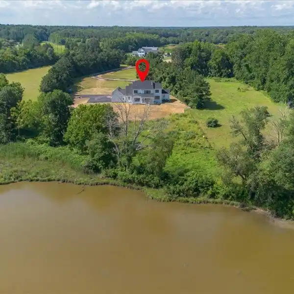 BEAUTIFUL WATERFRONT ESTATE