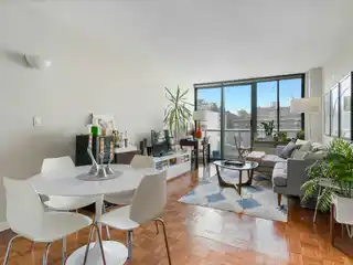 Sunny Home with Balcony in the Grosvenor House