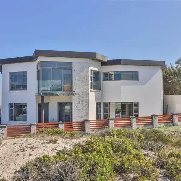 DISCOVER COASTAL ELEGANCE