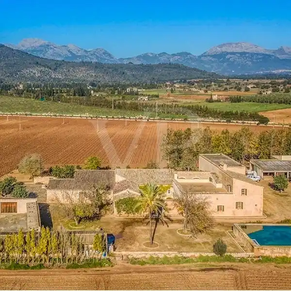 LARGE RUSTIC FINCA WITH AGRICULTURE BETWEEN INCA AND LLUBí
