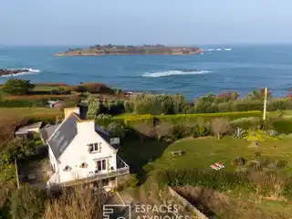 Characterful House Facing the Ocean