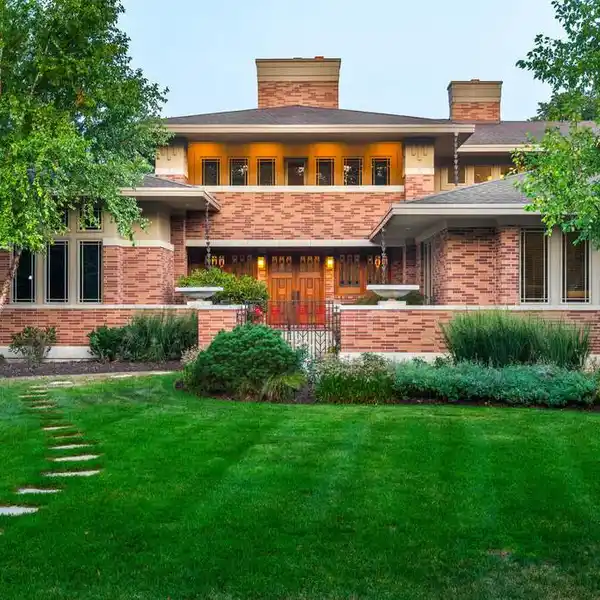 FRANK LLOYD WRIGHT-INSPIRED PRAIRIE-STYLE HOME