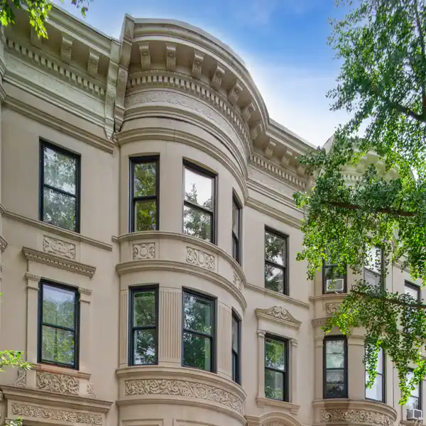 NEWLY GUT-RENOVATED SINGLE-FAMILY TOWNHOUSE