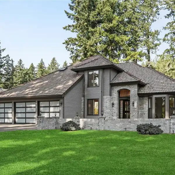 NEWLY REMODELED GEM IN BLACK DIAMOND