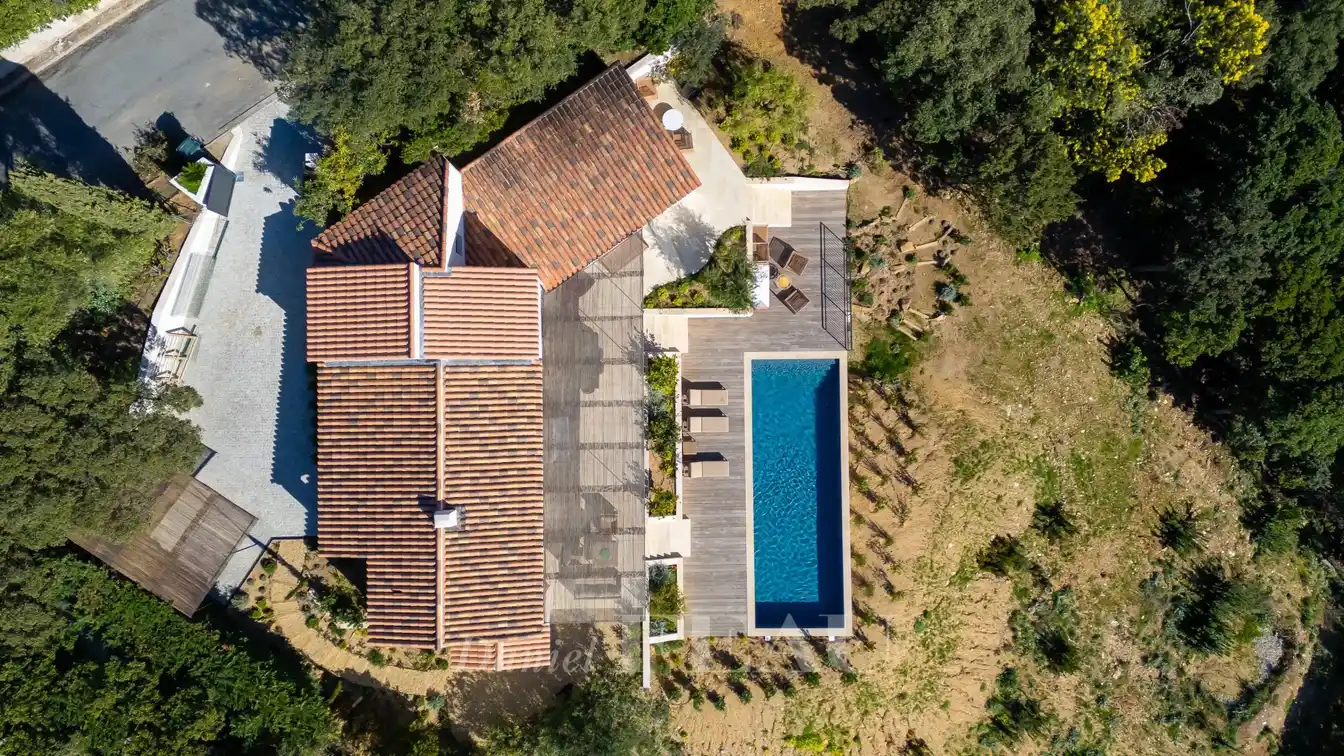 Luxury Property in a Peaceful Elevated Setting