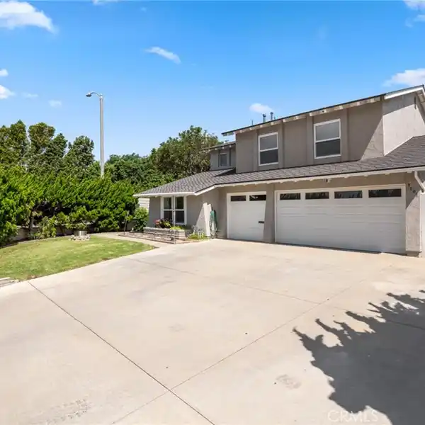 WELL-MAINTAINED IDEAL FAMILY RETREAT