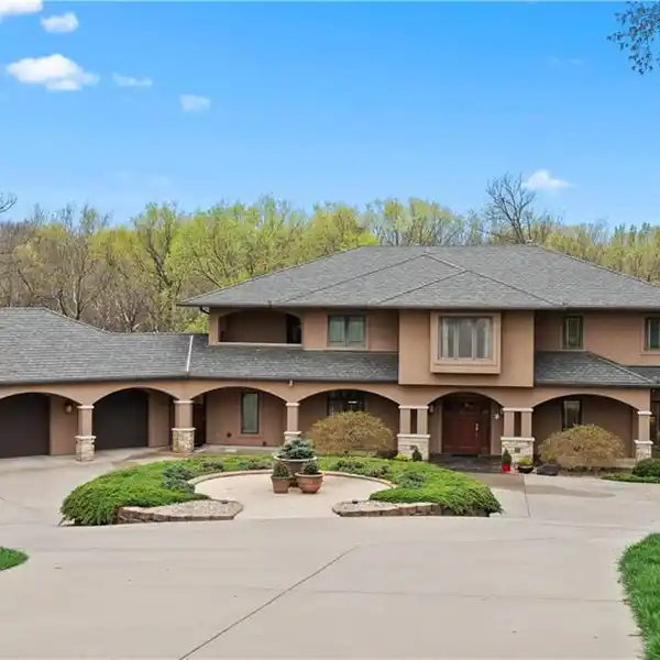 SHOW-STOPPER IN STONE CREEK ESTATES