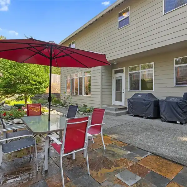 WILLOW CREEK HOME WITH STUNNING CASCADE VIEWS
