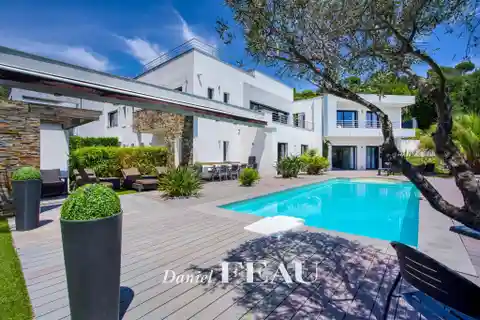 Spacious Luxury Home with Panoramic Sea Views