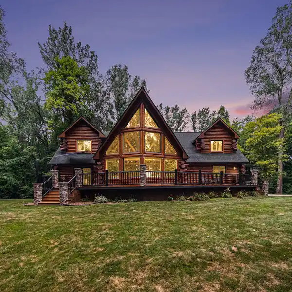 STUNNING CUSTOM CEDAR HOME ON PRIVATE SANCTUARY
