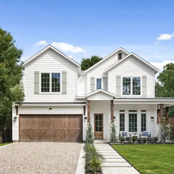 EXQUISITELY CRAFTED NEW CONSTRUCTION ON AN OVERSIZED LOT