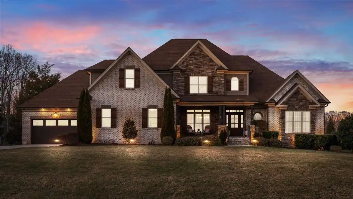 Custom Home in Highly Desirable Oak Ridge