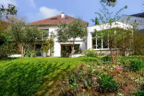 Light-Filled Family Home with Mediterranean Garden