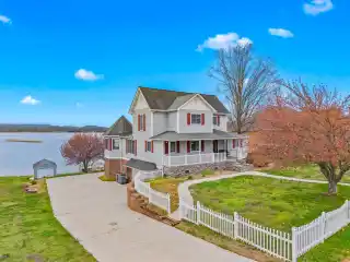 Versatile Lakeside Retreat