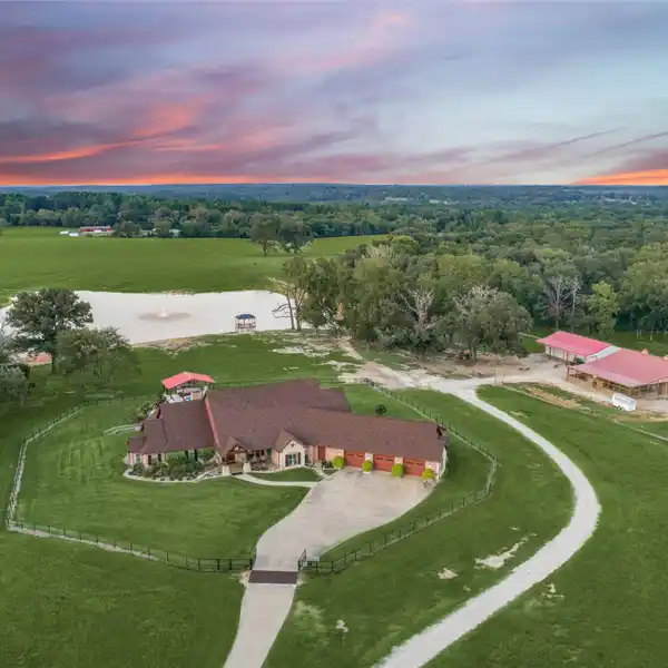 TURNKEY EAST TEXAS RANCH WITH PRIVATE POND AND POOL OASIS