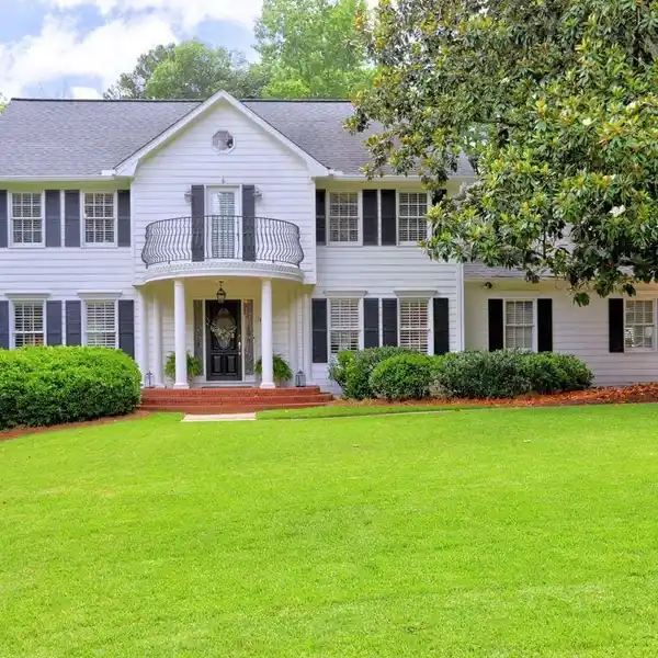 GRACIOUS COLONIAL HOME