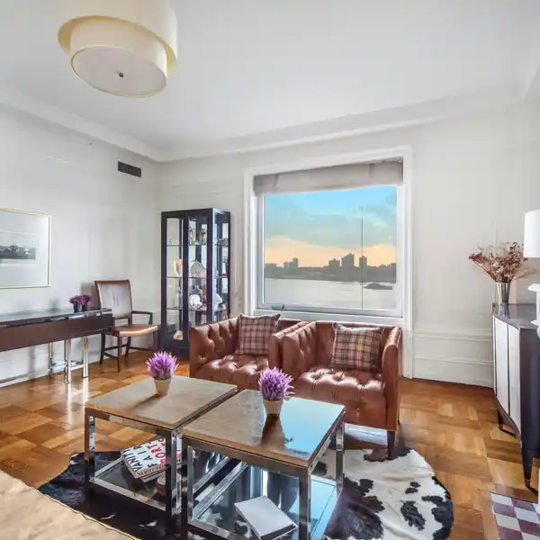 INCREDIBLE HIGH-FLOOR PANORAMIC VIEWS