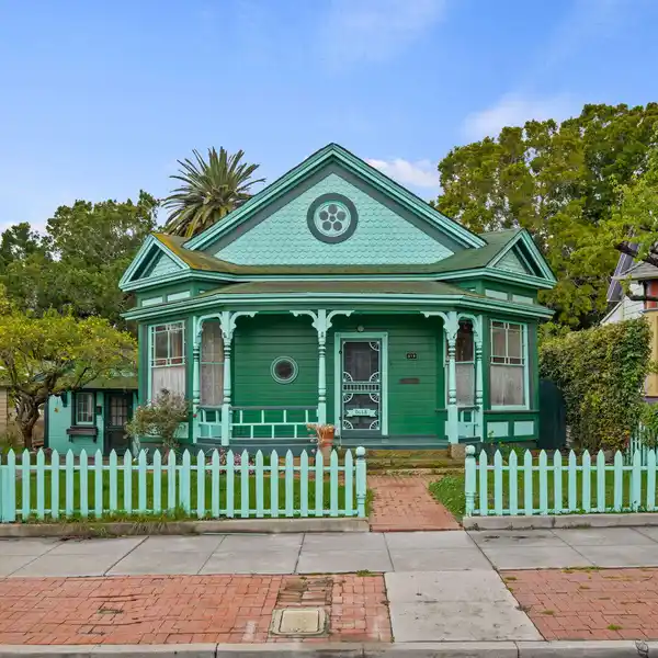 CHARMING VICTORIAN HOME WITH GUEST HOUSE