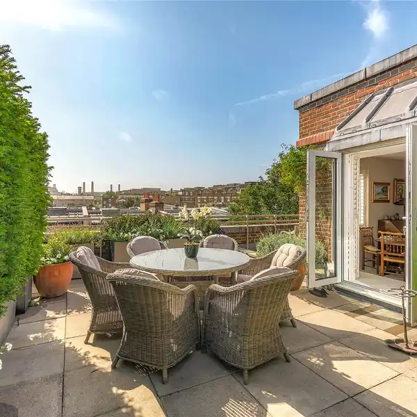 SUPERB SUB-PENTHOUSE APARTMENT WITH HUGE TERRACE