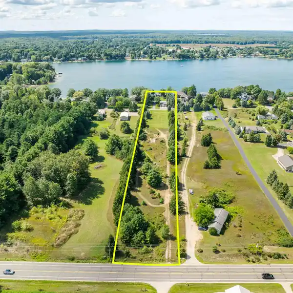 RARE THREE-PLUS-ACRE PROPERTY ON SILVER LAKE